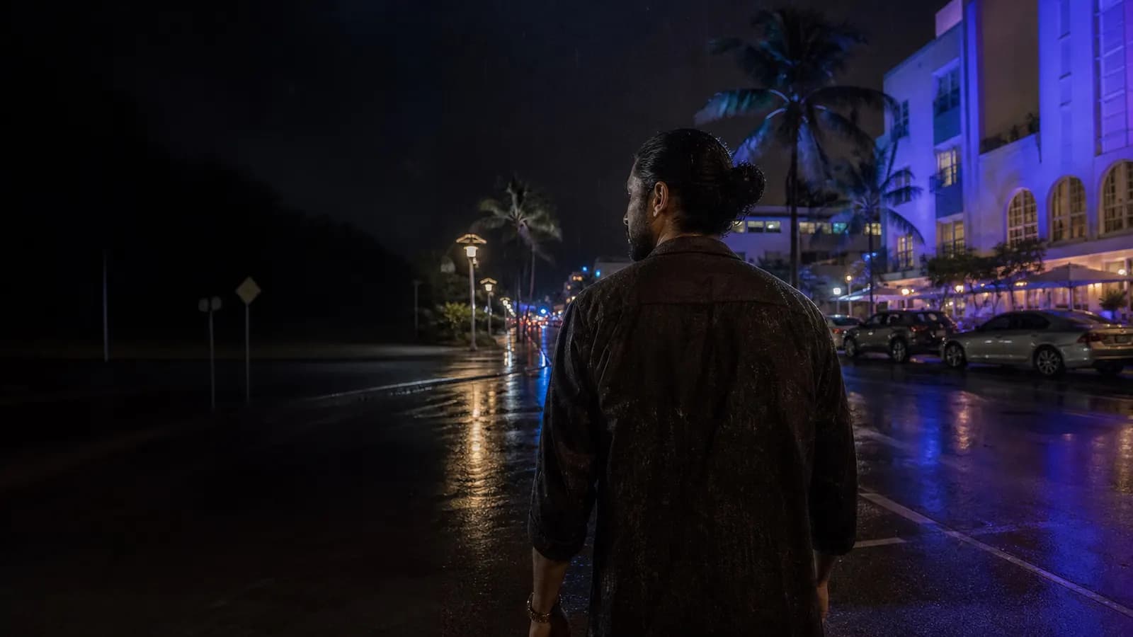 Uma pessoa caminhando sozinha por uma cidade à noite