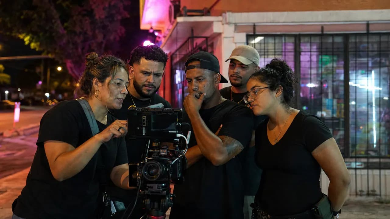 Un equipo de filmación revisa una escena en una calle de Miami por la noche